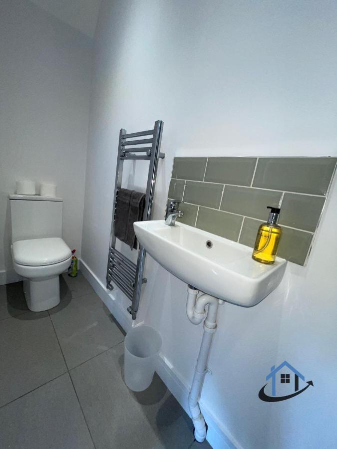 Acaster House, X4 Rooms With En-Suites X1 Room Private Bathroom, Street Parking, Close To Train Station เคทเทอริง ภายนอก รูปภาพ