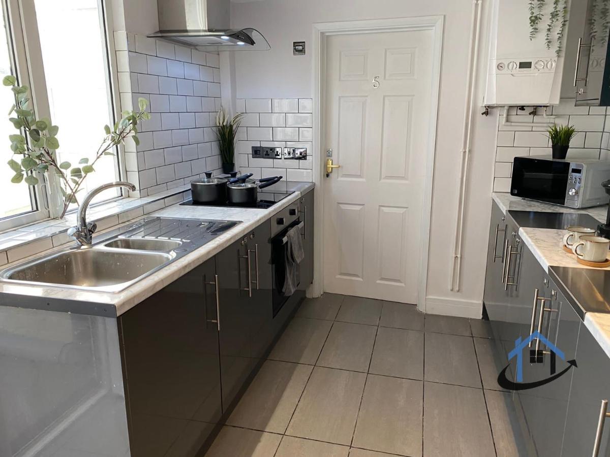 Acaster House, X4 Rooms With En-Suites X1 Room Private Bathroom, Street Parking, Close To Train Station เคทเทอริง ภายนอก รูปภาพ