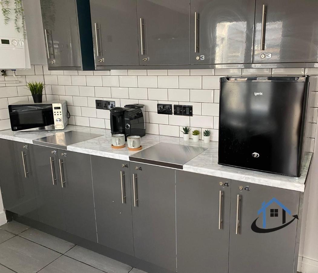 Acaster House, X4 Rooms With En-Suites X1 Room Private Bathroom, Street Parking, Close To Train Station เคทเทอริง ภายนอก รูปภาพ