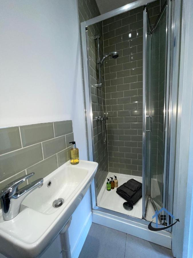 Acaster House, X4 Rooms With En-Suites X1 Room Private Bathroom, Street Parking, Close To Train Station เคทเทอริง ภายนอก รูปภาพ