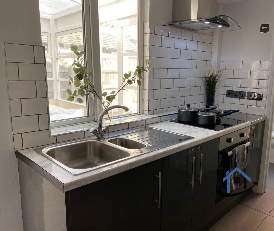 Acaster House, X4 Rooms With En-Suites X1 Room Private Bathroom, Street Parking, Close To Train Station เคทเทอริง ภายนอก รูปภาพ