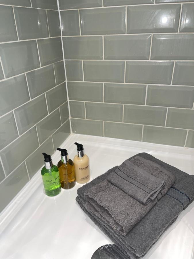 Acaster House, X4 Rooms With En-Suites X1 Room Private Bathroom, Street Parking, Close To Train Station เคทเทอริง ภายนอก รูปภาพ