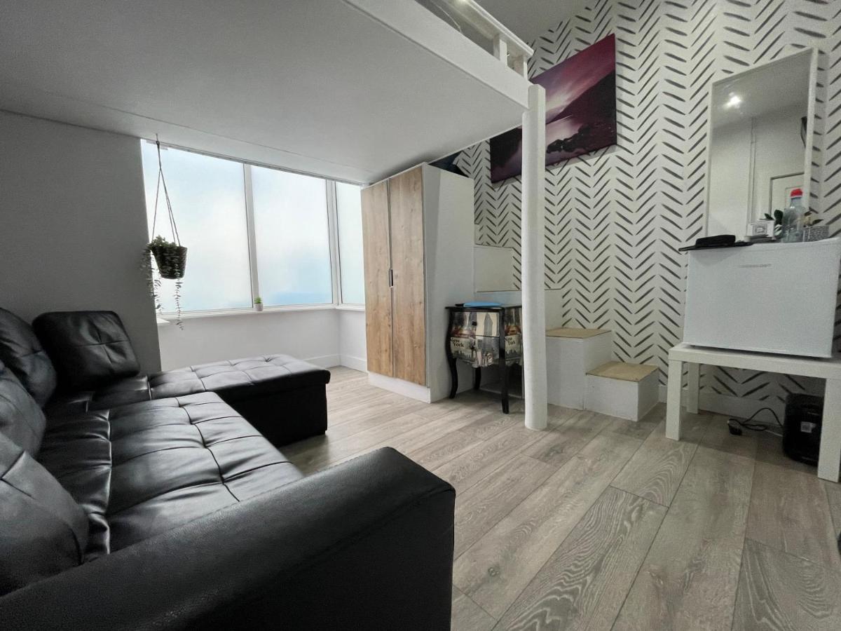 Acaster House, X4 Rooms With En-Suites X1 Room Private Bathroom, Street Parking, Close To Train Station เคทเทอริง ภายนอก รูปภาพ